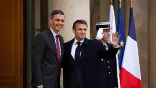 El presidente francés Emmanuel Macron saluda al primer ministro español Pedro Sánchez 