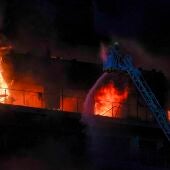 Tareas de extinción de las llamas en el incendio del complejo de viviendas del barrio valenciano de Campanar. 