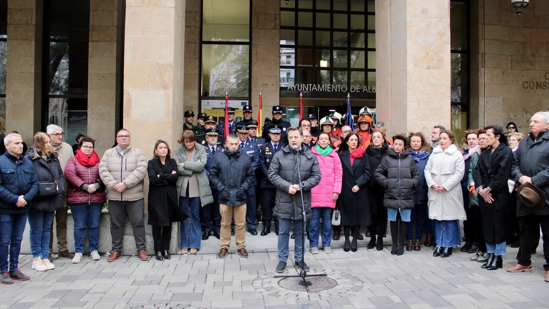 Albacete guarda un emotivo minuto de silencio por las víctimas del incendio de Valencia