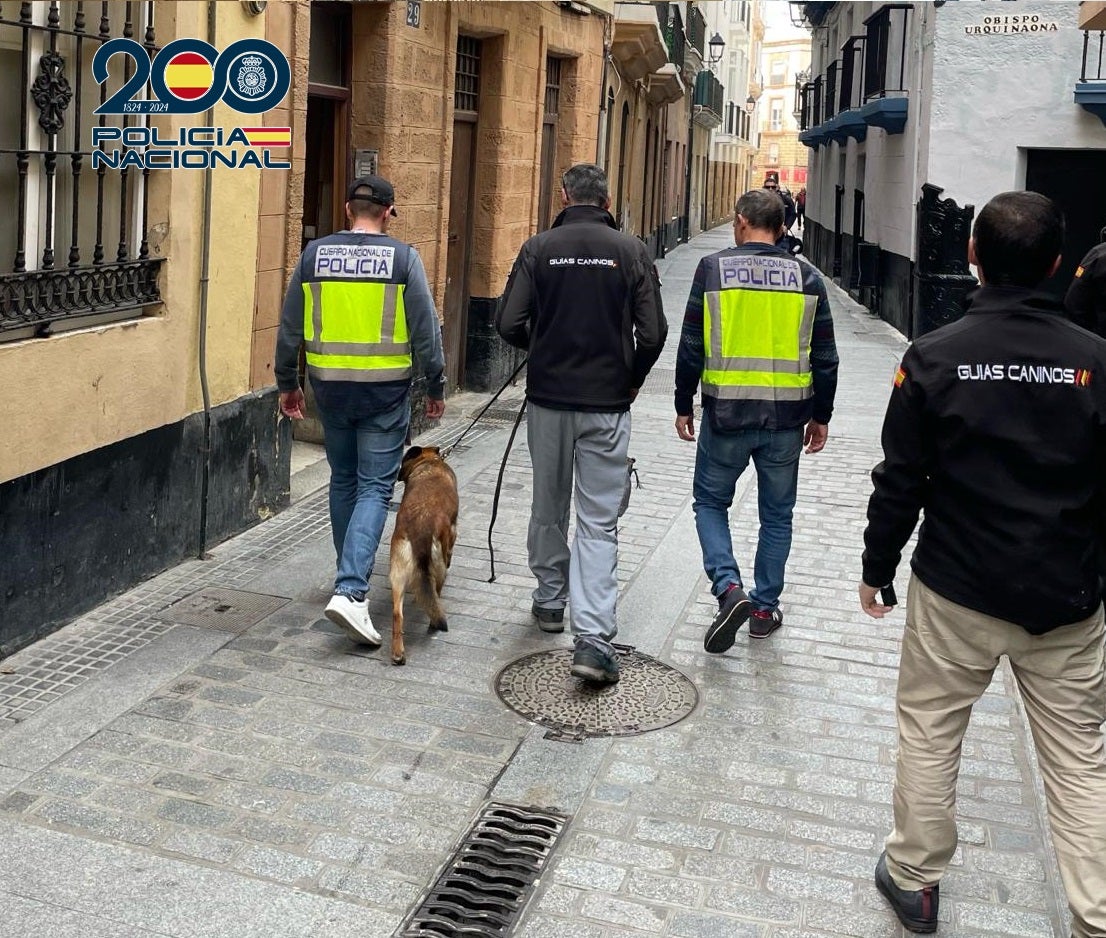 La Policía Nacional desmantela un punto de venta de droga en la calle San Juan de Cádiz La Policía Nacional desmantela un punto de venta de droga en la calle San Juan de Cádiz