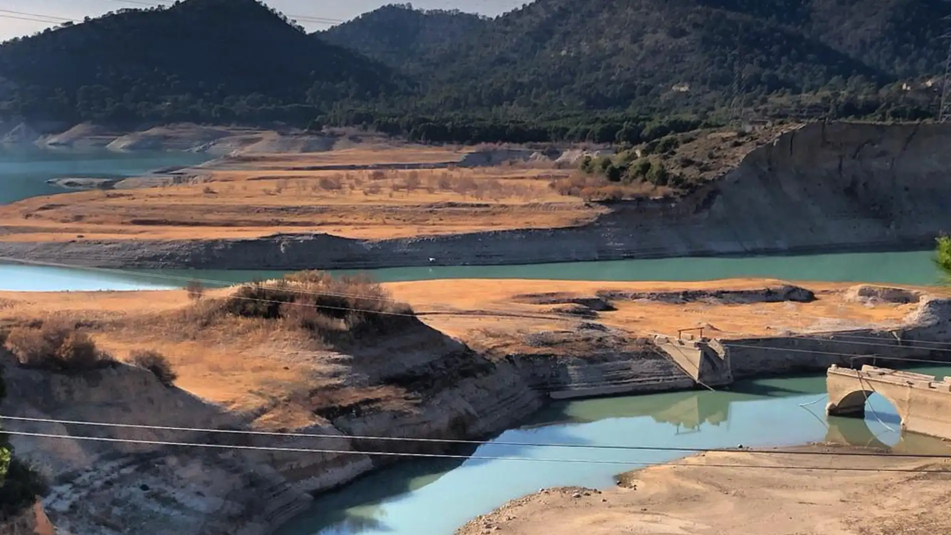 La sequía deja bajo mínimos el pantano Amadorio
