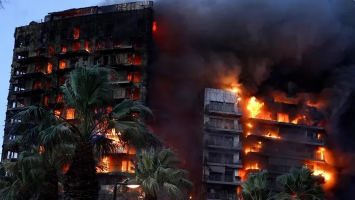 La donación de fondos a los afectados por el incendio de Valencia a través de campañas de 'Crowdfunding' ya supera los 100.000 euros La donación de fondos a los afectados por el incendio de Valencia a través de campañas de 'Crowdfunding' ya supera los 100.000 euros