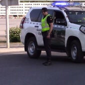 Dos guardias civiles y un coche de la Guardia Civil