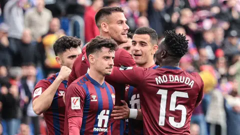 Los jugadores del Eldense celebran el gol de Dumic ante el Racing de Ferrol. Los jugadores del Eldense celebran el gol de Dumic ante el Racing de Ferrol.