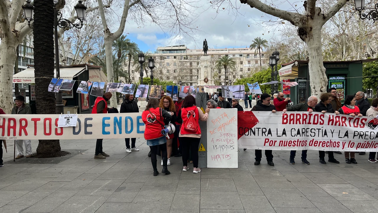 Protesta en Plaza Nueva de los vecinos afectados por los continuos apagones