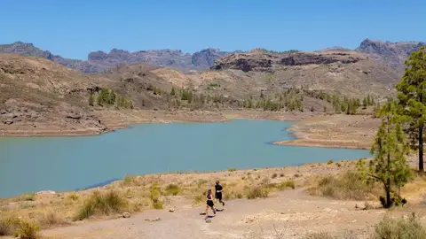Imagen de un embalse en los altos de la isla de Gran Canaria Imagen de un embalse en los altos de la isla de Gran Canaria