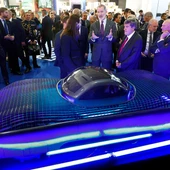 El Gobierno creará una empresa para movilizar 20.000 millones en tecnología con la que evalúa entrar en Telefónica El Gobierno creará una empresa para movilizar 20.000 millones en tecnología con la que evalúa entrar en Telefónica