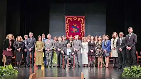 Foto de familia de la Corporación municipal junto al recién nombrado Hijo Predilecto de Orihuela, Alfonso Ortuño Foto de familia de la Corporación municipal junto al recién nombrado Hijo Predilecto de Orihuela, Alfonso Ortuño