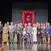 Foto de familia de la Corporación municipal junto al recién nombrado Hijo Predilecto de Orihuela, Alfonso Ortuño Foto de familia de la Corporación municipal junto al recién nombrado Hijo Predilecto de Orihuela, Alfonso Ortuño