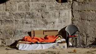 Imagen de archivo del detalle de la vivienda improvisada bajo un puente de una persona sin hogar