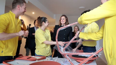 La alcaldesa de València, María José Catalá, visita el edificio de Safranar en que las familias del incendio de Campanar serán realojadas