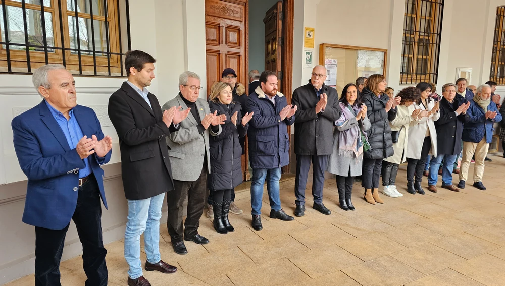 En Manzanares minuto de silencio y emotivo aplauso en recuerdo de las víctimas del incendio de Valencia