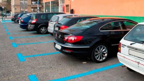 Veh&iacute;culos estacionados en una zona azul de Alicante