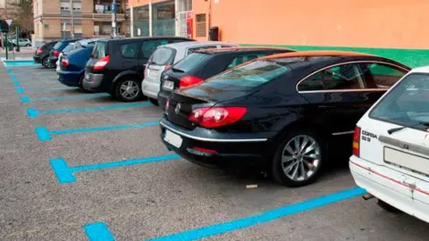 Vehículos estacionados en una zona azul de Alicante Vehículos estacionados en una zona azul de Alicante