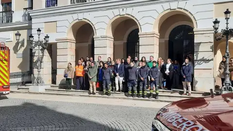 Minuto de silencio frente a la puerta del ayuntamiento por las víctimas del incendio de Valencia. Minuto de silencio frente a la puerta del ayuntamiento por las víctimas del incendio de Valencia.