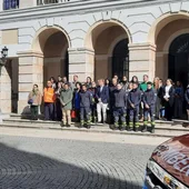 Minuto de silencio frente a la puerta del ayuntamiento por las víctimas del incendio de Valencia. Minuto de silencio frente a la puerta del ayuntamiento por las víctimas del incendio de Valencia.