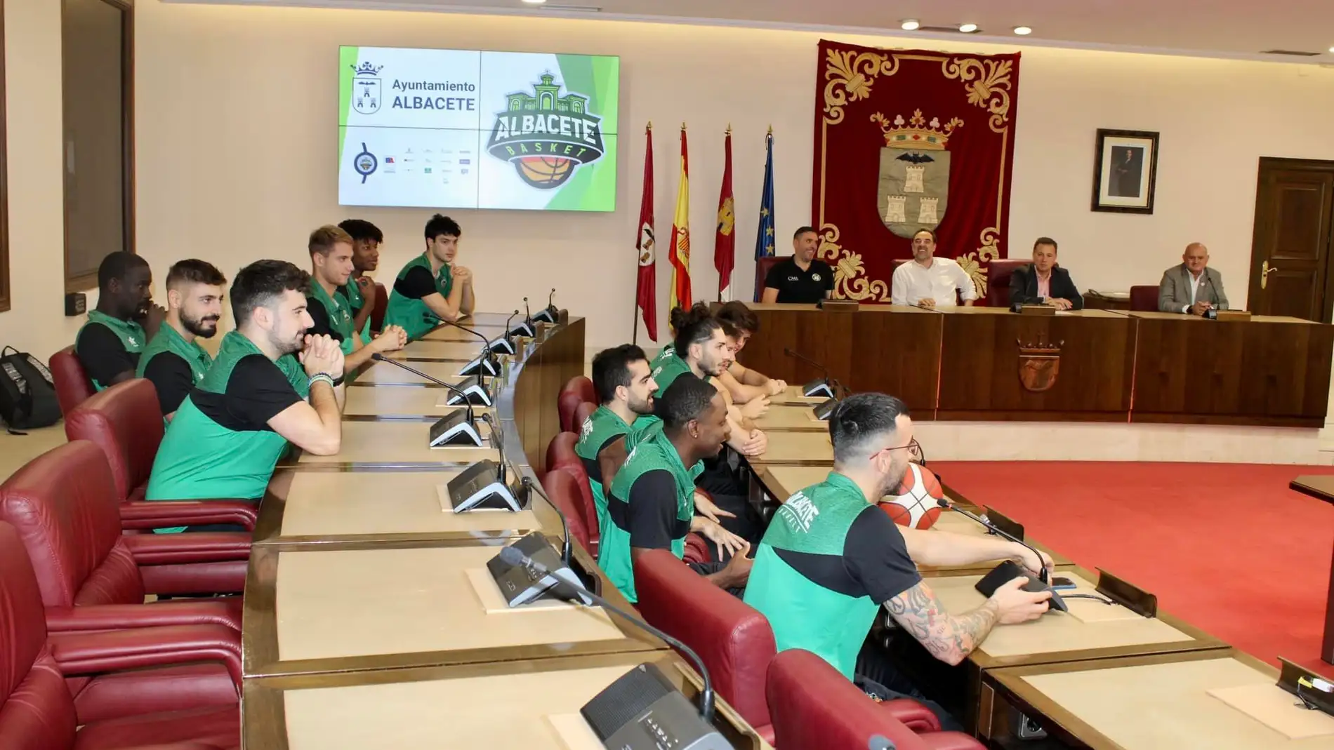 El Ayuntamiento aportará 30.000 euros al Albacete Basket como apoyo al deporte base