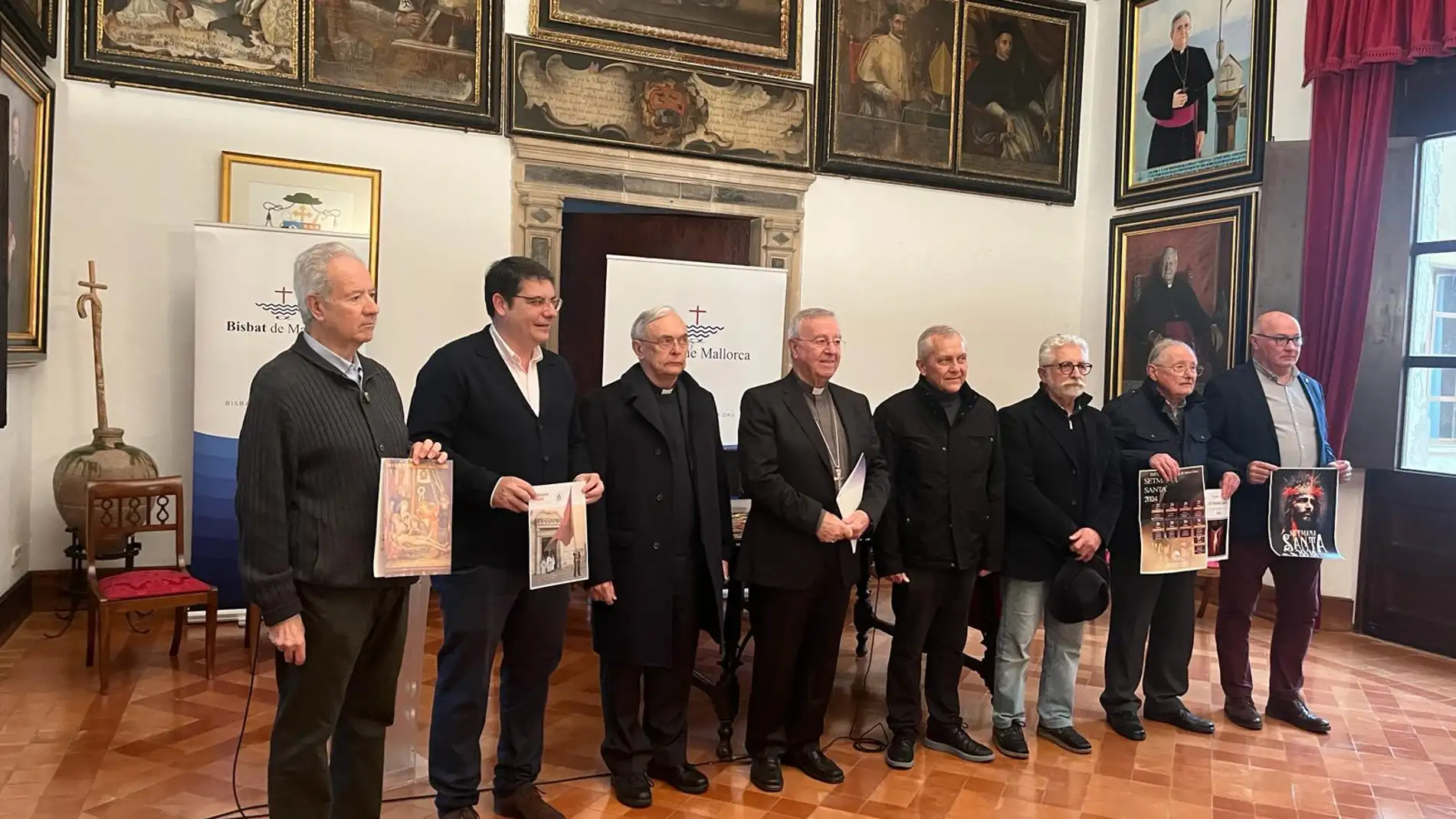 El Obispo de Mallorca, Sebastià Taltavull, junto a los presidentes de las cofradías de la isla. 
