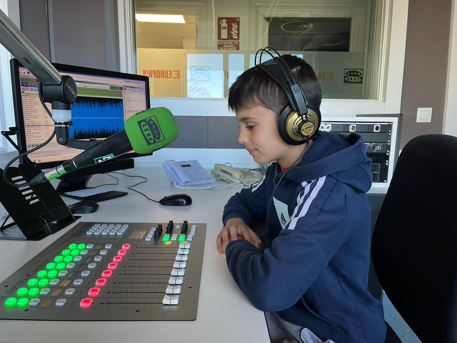 Yoel, el pequeño gran árbitro que sueña con llegar a profesional. Yoel, el pequeño gran árbitro que sueña con llegar a profesional.