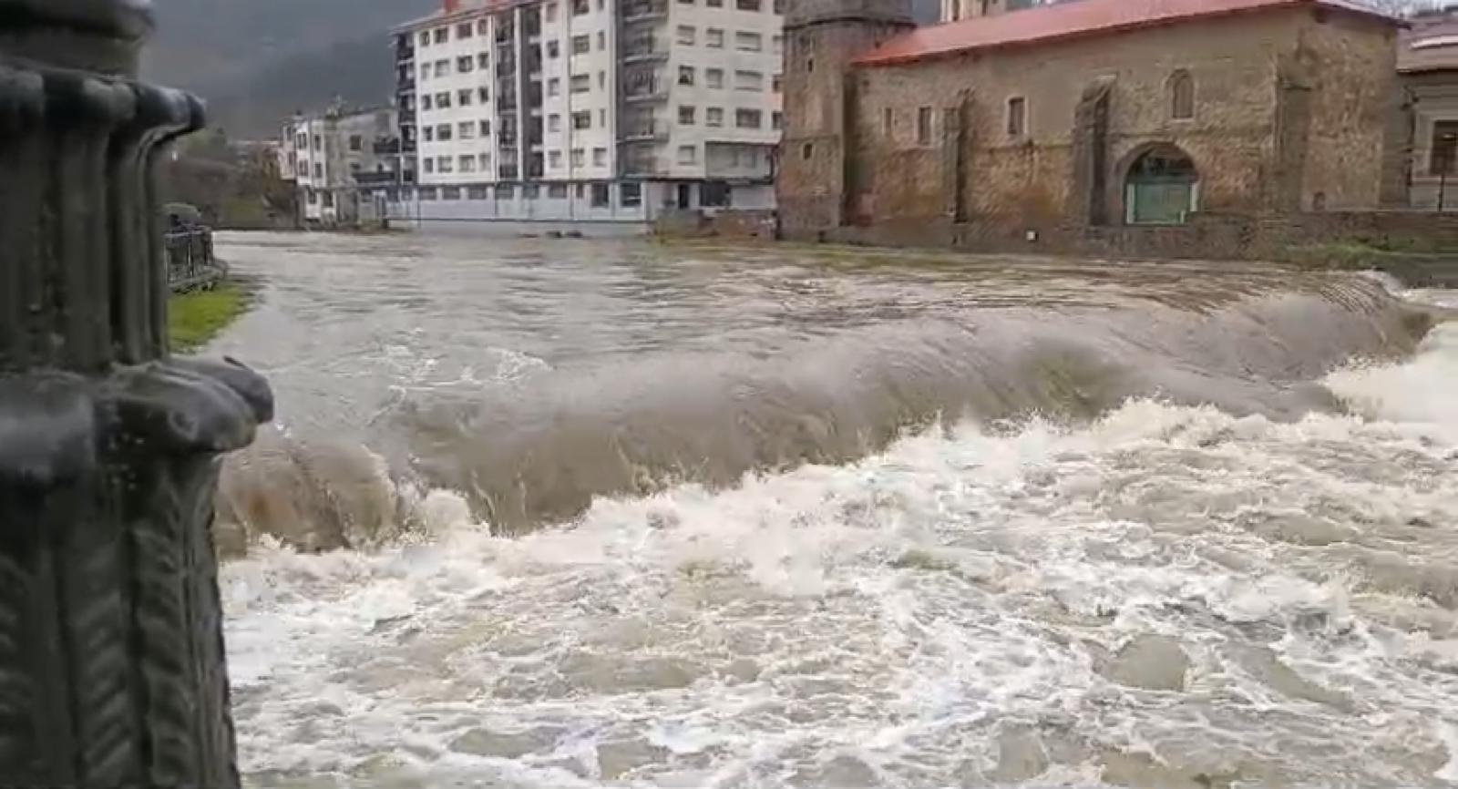 Remiten las lluvias en Euskadi y los ríos están bajando Remiten las lluvias en Euskadi y los ríos están bajando