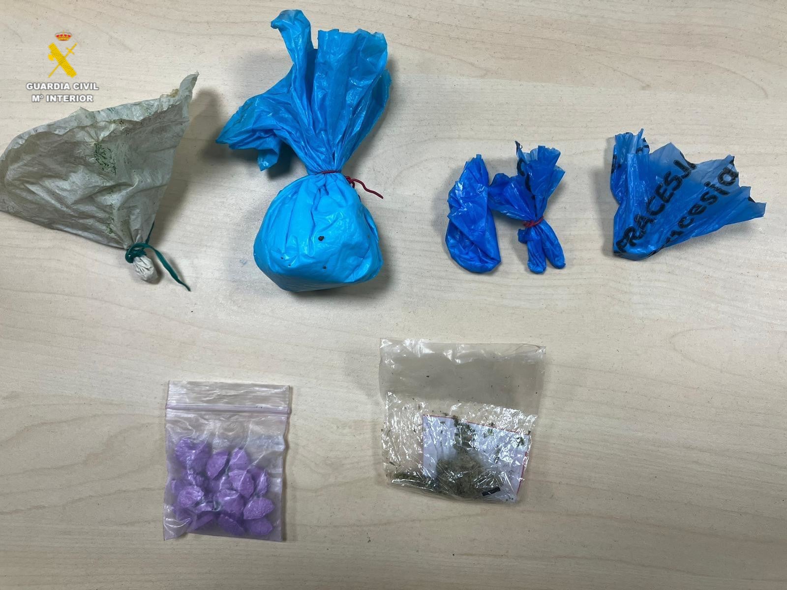 Detenidos dos hombres mientras transportaban droga en un vehículo, cuyo conductor no tenía carnet Detenidos dos hombres mientras transportaban droga en un vehículo, cuyo conductor no tenía carnet