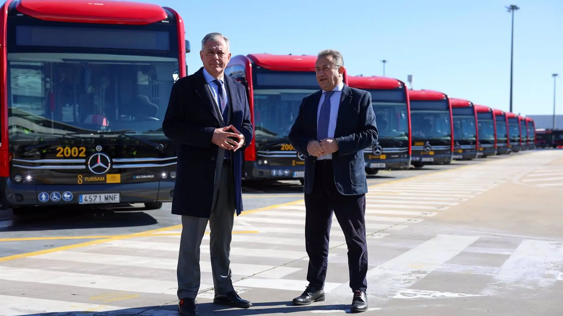 El alcalde de Sevilla, José Luis Sanz, junto al gerente de Tussam Manuel Torreglosa, en la presentación de los nuevos autobuses 