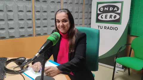 María Cobián en los estudios de Onda Cero Pontevedra Fechas y novedades de la Campaña de la Renta 2024, con María Cobián
