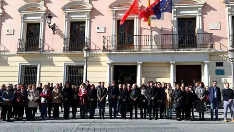 Los municipios de la comarca del Henares muestran su solidaridad con las familias de los fallecidos y afectados por el incendio de Valencia Vecinos, autoridades políticas y representantes de la sociedad civil alcalaína muestran su apoyo a las víctimas del incendio de Valencia junto a las puertas del ayuntamiento complutense