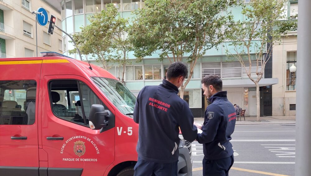 Los bomberos a las puertas del edificio 'Gran Sol' de 24 plantas
