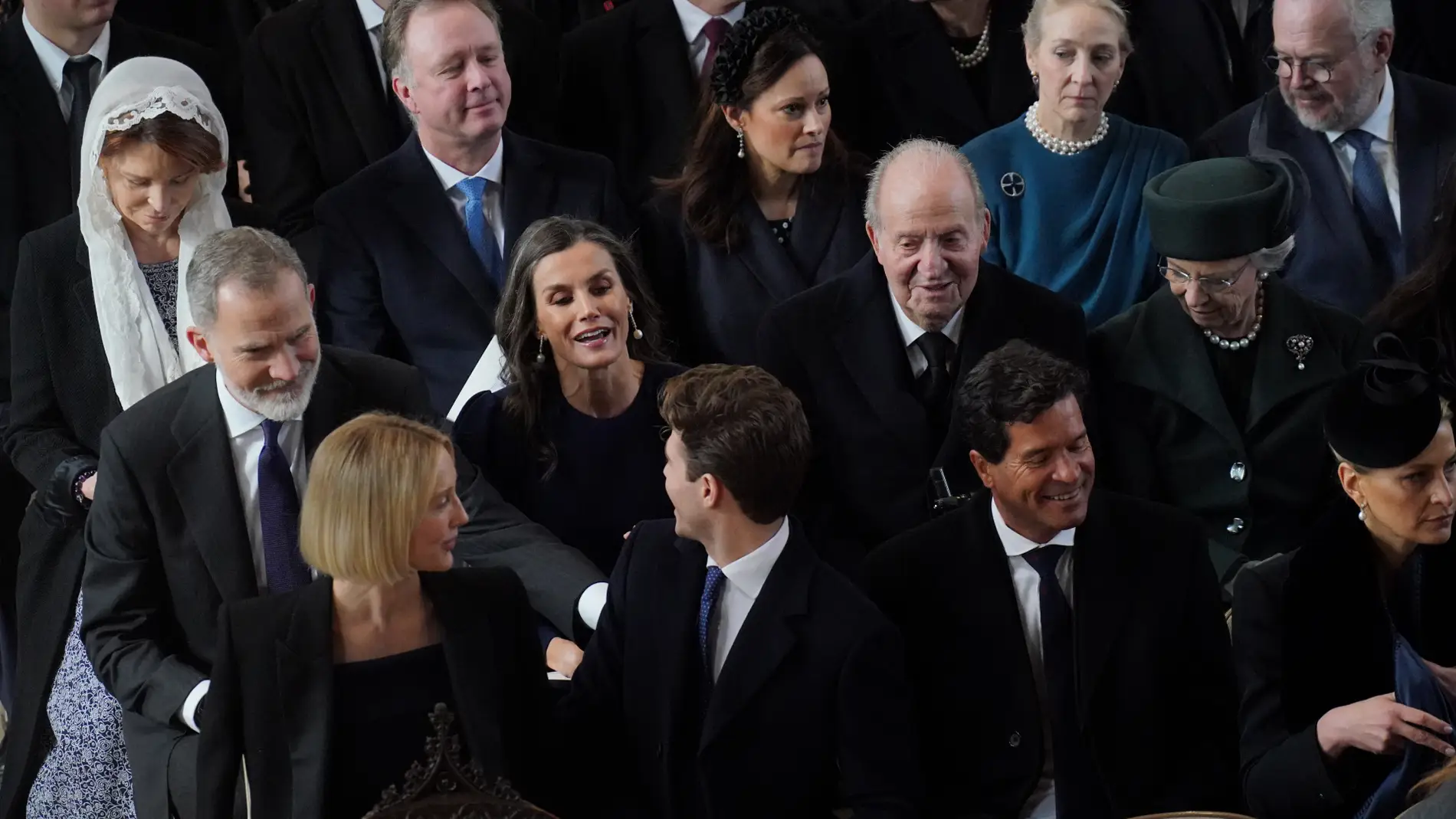 Los Reyes junto a Don Juan Carlos y Doña Sofia en Windsor en el funeral por Constantino de los Helenos 