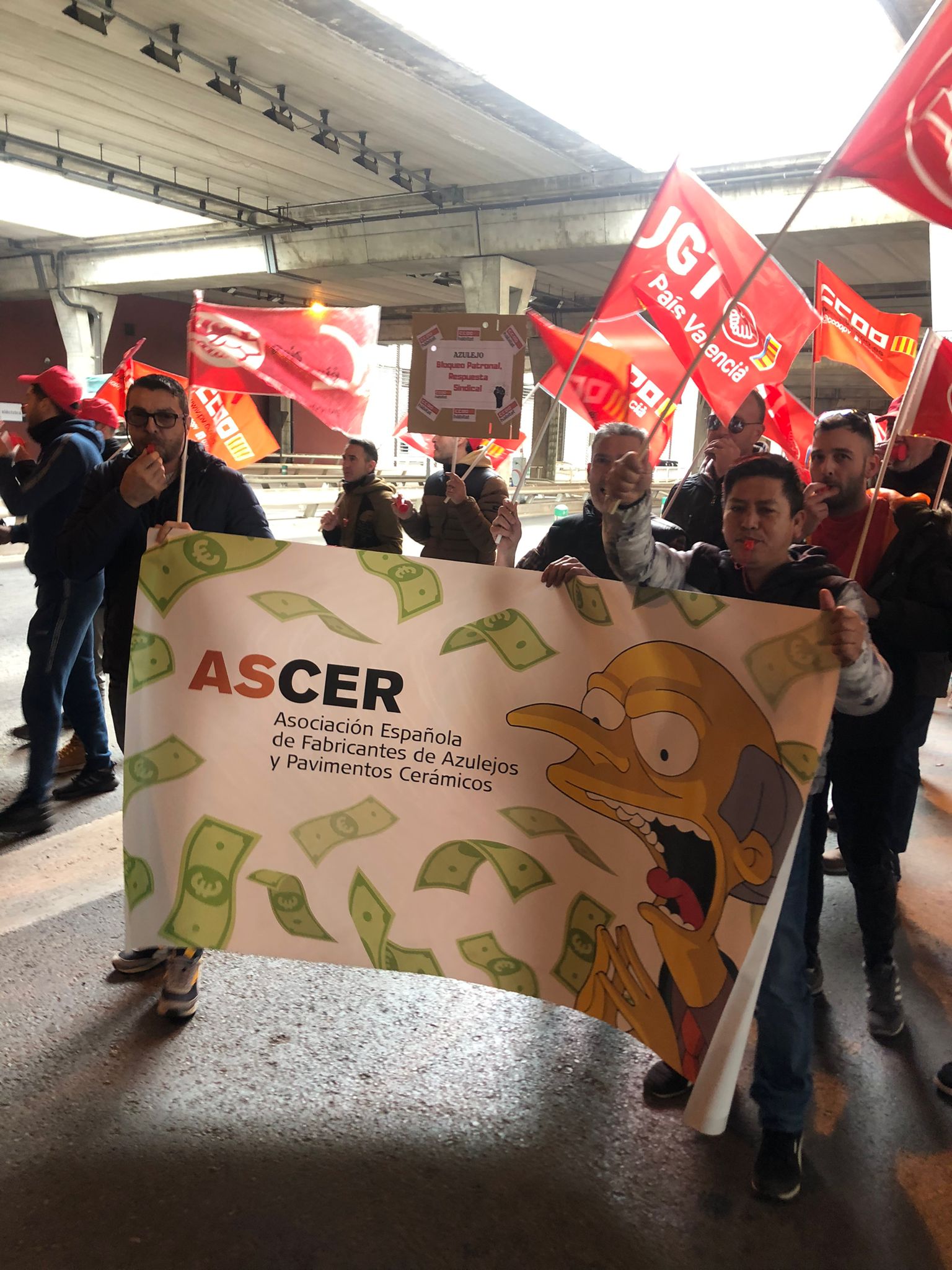 Los sindicatos tensan la cuerda y mantienen los dos días de huelga Los sindicatos tensan la cuerda y mantienen los dos días de huelga