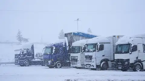 Embolsamiento de camiones en la A-67 en Cantabria Embolsamiento de camiones en la A-67 en Cantabria
