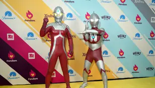 Dos cosplayers de Ultraman en Nueva York en 2022