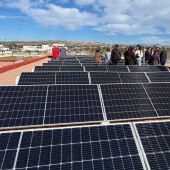 Placas solares en la cubierta del CEIP Clara Campoamor de Elche. 