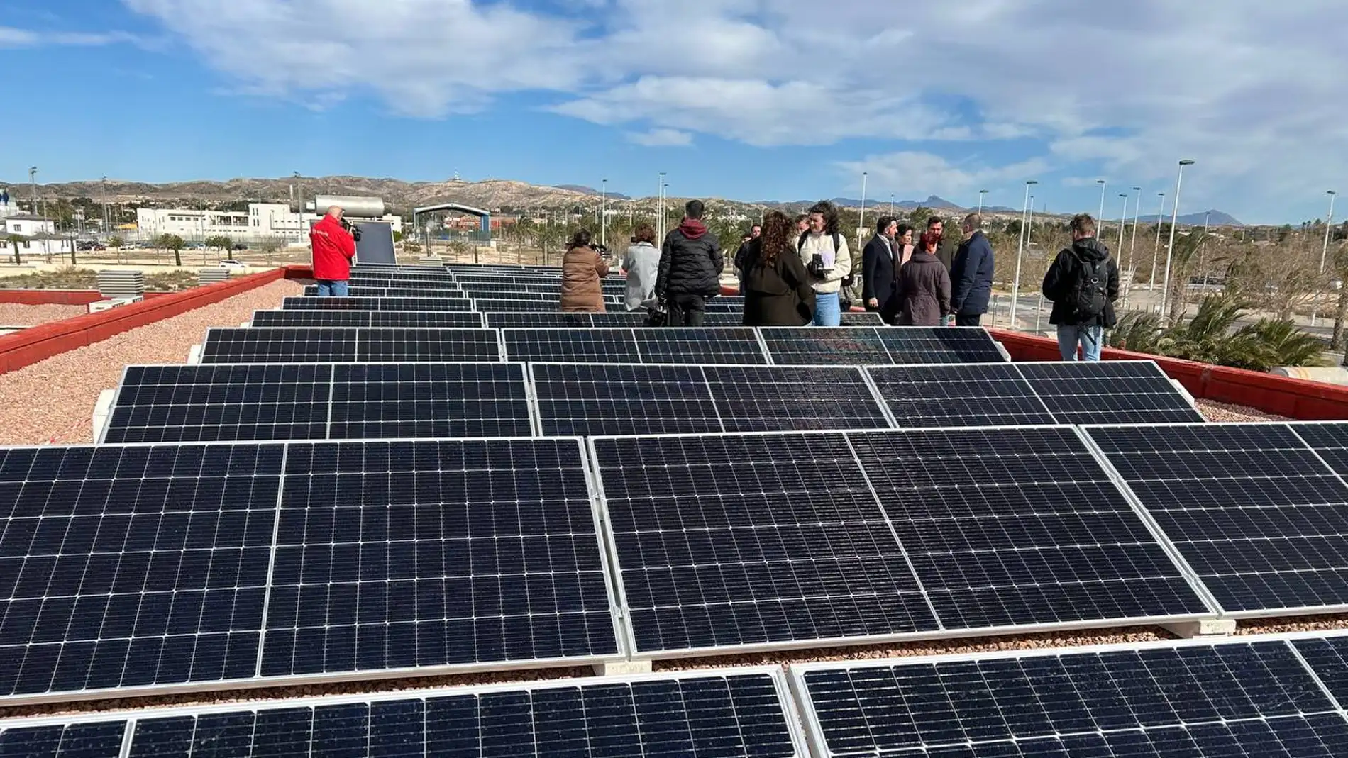 Placas solares en la cubierta del CEIP Clara Campoamor de Elche. 