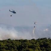 Medios aéreos participan en las labores de extinción del incendi del Saler. 