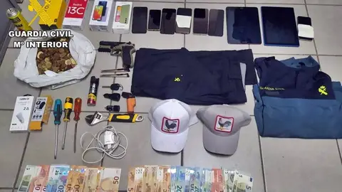 Objetos requisados a los dos vecinos de Torrijos y Talavera tras una persecución policial Objetos requisados a los dos vecinos de Torrijos y Talavera tras una persecución policial