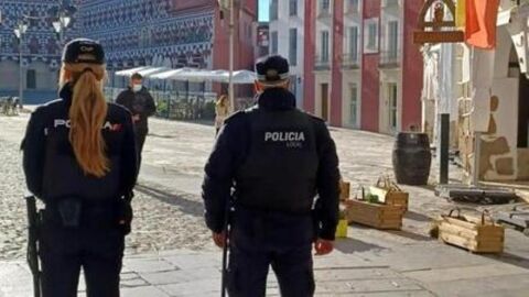 Polic&iacute;as Locales vigilando en la Plaza Alta de Badajoz