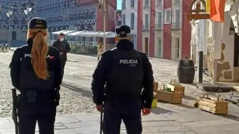 Policías Locales vigilando en la Plaza Alta de Badajoz Policías Locales vigilando en la Plaza Alta de Badajoz