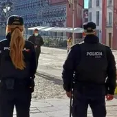 Policías Locales vigilando en la Plaza Alta de Badajoz Policías Locales vigilando en la Plaza Alta de Badajoz