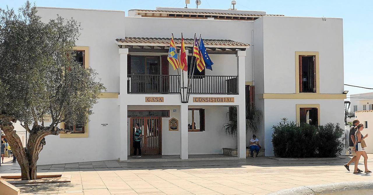 La zona azul, los quioscos de playa y la agenda para el Día de Baleares protagonizan el último Formentera al día de febrero La zona azul, los quioscos de playa y la agenda para el Día de Baleares protagonizan el último Formentera al día de febrero