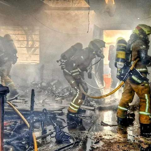 Extinción del fuego en un garaje de El Moralet - Alicante 