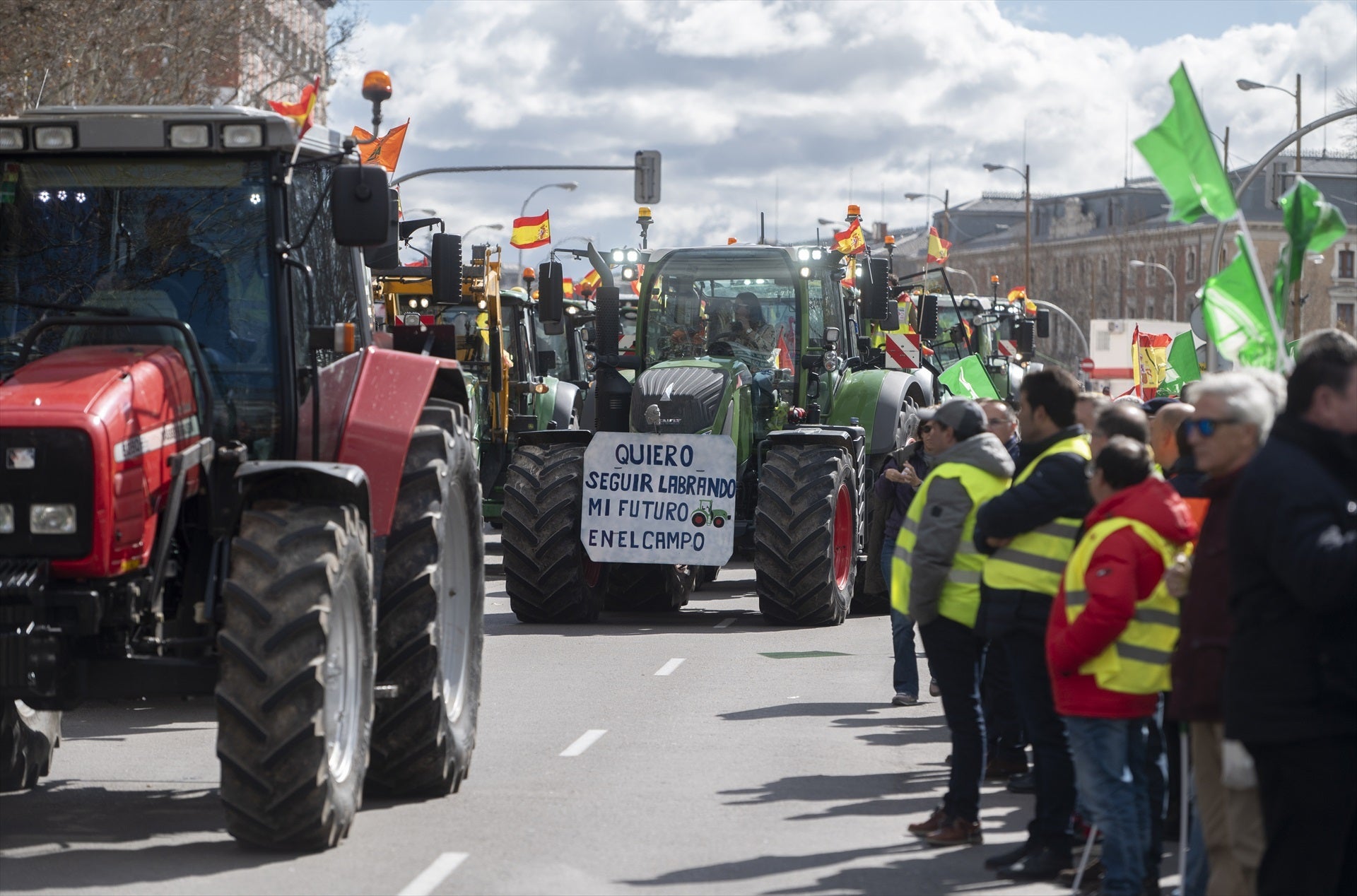 Luis Planas se reúne con las principales asociaciones agrarias tras la tractorada en Madrid y la reunión de Bruselas Luis Planas se reúne con las principales asociaciones agrarias tras la tractorada en Madrid y la reunión de Bruselas
