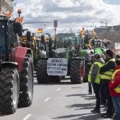 Una columna de tractores llega a la concentración de agricultores en el Ministerio de Agricultura, a 26 de febrero de 2024, en Madrid. 