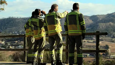 Bomberos forestales realizan una inspección de terreno Bomberos forestales realizan una inspección de terreno