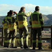 Bomberos forestales realizan una inspección de terreno Bomberos forestales realizan una inspección de terreno