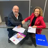José Carlos Pumar y Yolanda Herrero en la firma del acuerdo José Carlos Pumar y Yolanda Herrero en la firma del acuerdo