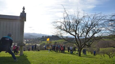 27-2-2024 Un jugador de disc-golf en el Open de Espa&ntilde;a celebrado en Oviedo intentndi encestar