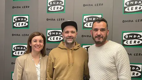 La edil de cultura de la Vila Joiosa, Marisa Mingot, junto al artista local Juan Durán y Antonio Cervera, comisario de la exposición 'El elogio de la forma'. La edil de cultura de la Vila Joiosa, Marisa Mingot, junto al artista local Juan Durán y Antonio Cervera, comisario de la exposición 'El elogio de la forma'.