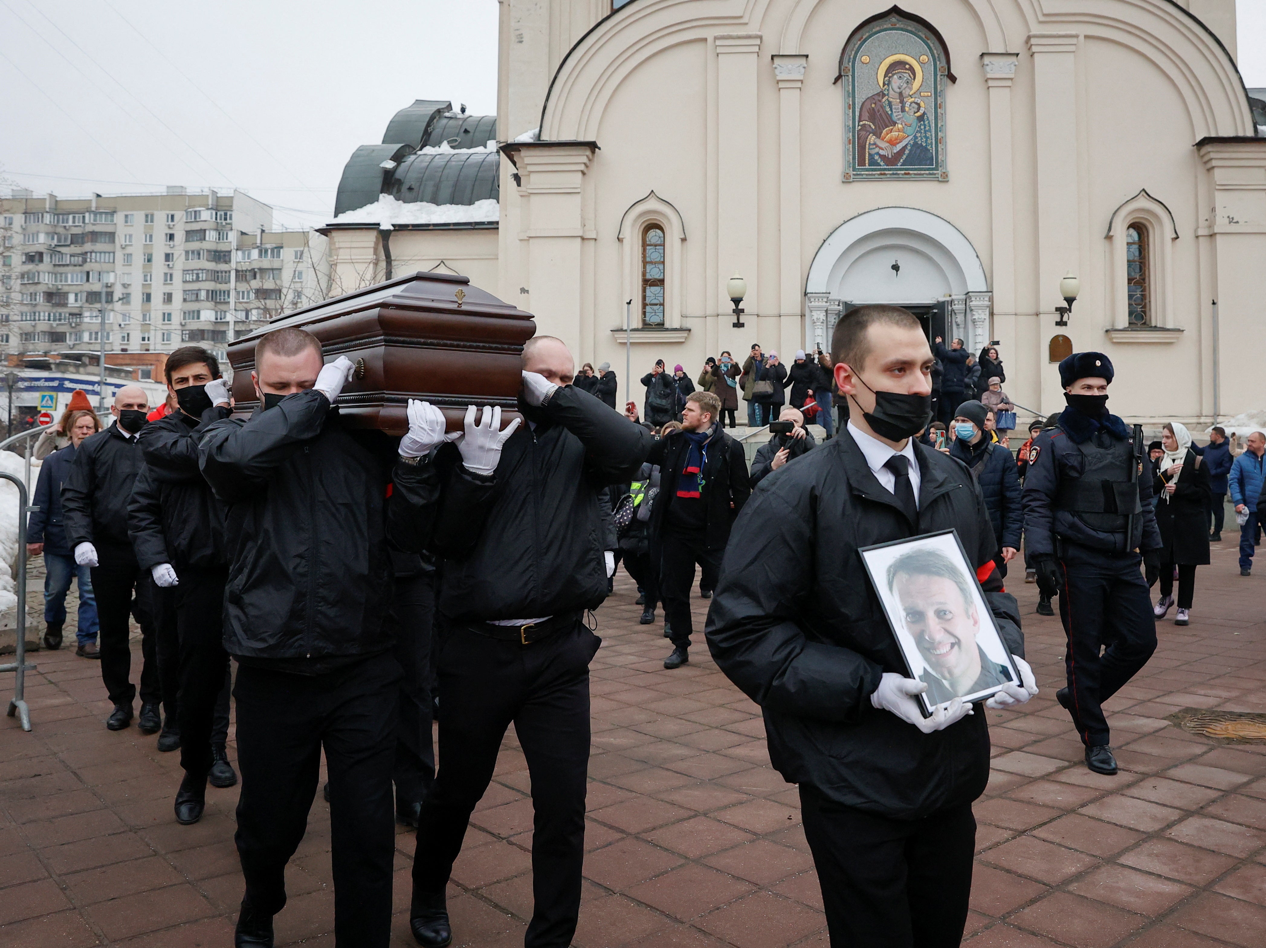 El entierro de Navalni: un emotivo acto de despedida en un Moscú blindado y bajo la mirada del Kremlin El entierro de Navalni: un emotivo acto de despedida en un Moscú blindado y bajo la mirada del Kremlin